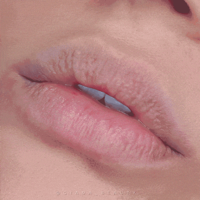 plump-it-lip-makeup-single-plump-it-volumising-lip-plumper-39380372324591.gif