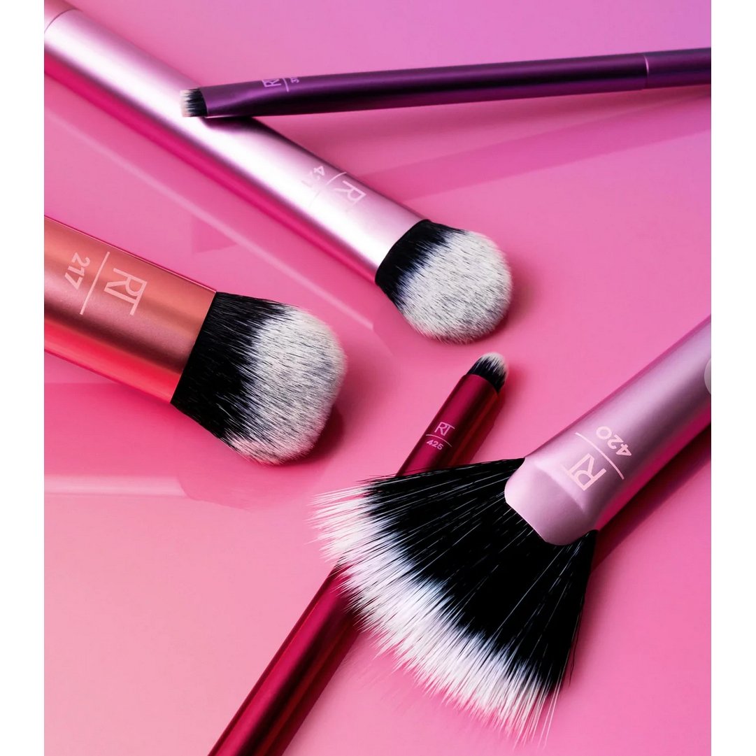 real-technique-brushes-default-title-real-techniques-artist-essentials-makeup-brush-set-39380372914415.jpg